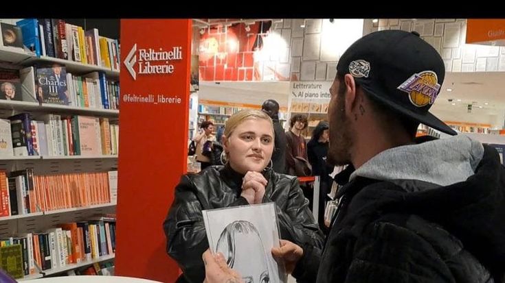 Big Mama alla Feltrinelli di piazza Garibaldi: "Vi amo, la mia missione è non sentirci soli". E i fan: "Grazie a lei ci accettiamo"