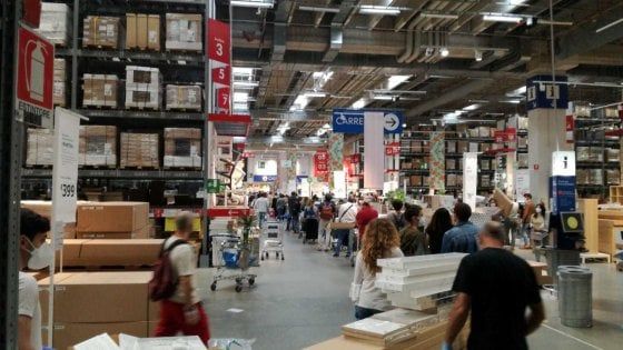 Torino, assalto all'Ikea, i sindacati: "Quindicimila persone per la riapertura, così non va"