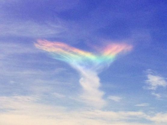 Spettacolo "celestiale": nuvole arcobaleno nei cieli del Costa Rica