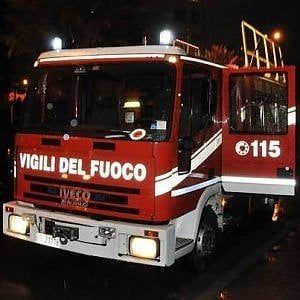 Foggia, incendio in un deposito: distrutti 12 mezzi per la raccolta dei rifiuti