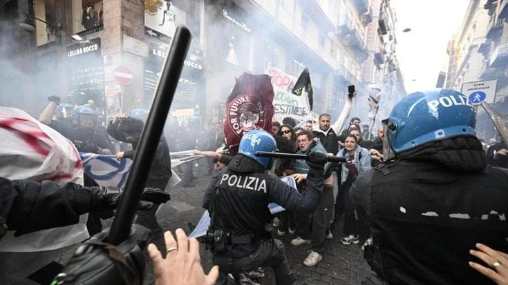 Napoli, protesta contro la Nato: scontri con la polizia, 8 feriti tra i manifestanti