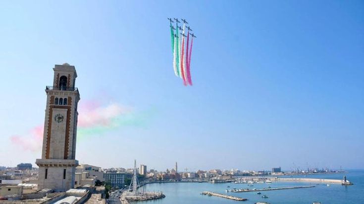 Le Frecce tricolori sorvolano Bari per i 100 anni dell’Aeronautica: lo show è da cartolina
