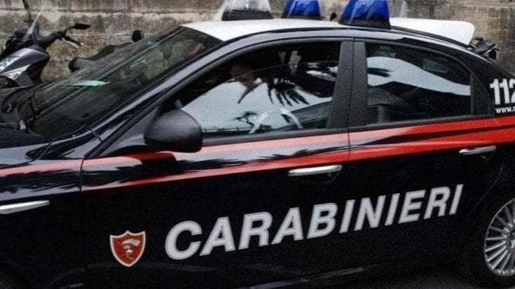 Picchiano il padre per rubare il giubbotto del figlio, arrestati due minori a Scandicci