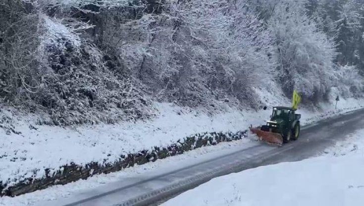 Previsioni meteo: inizio di settimana con pioggia e nevicate al Centro-Sud. Scuole chiuse per neve