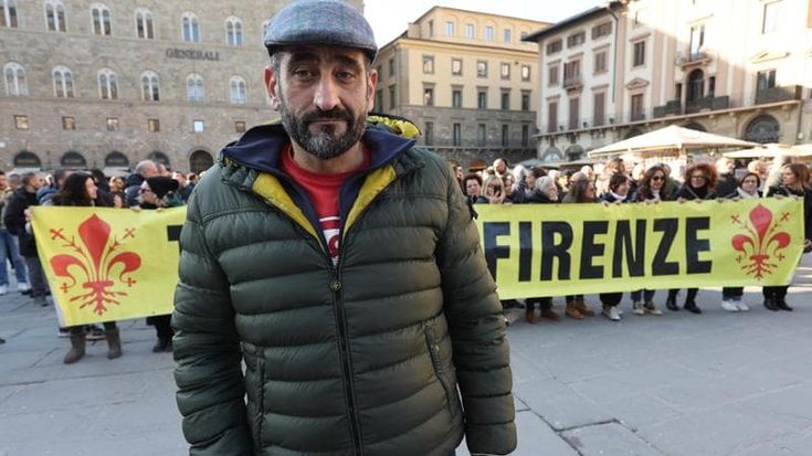 Tassista fugge da aggressione e si schianta, scatta la rabbia dei colleghi: 200 auto sotto la prefettura