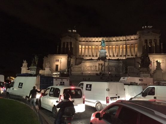 Roma, lungotevere e piazza Venezia bloccati dalla protesta degli ambulanti