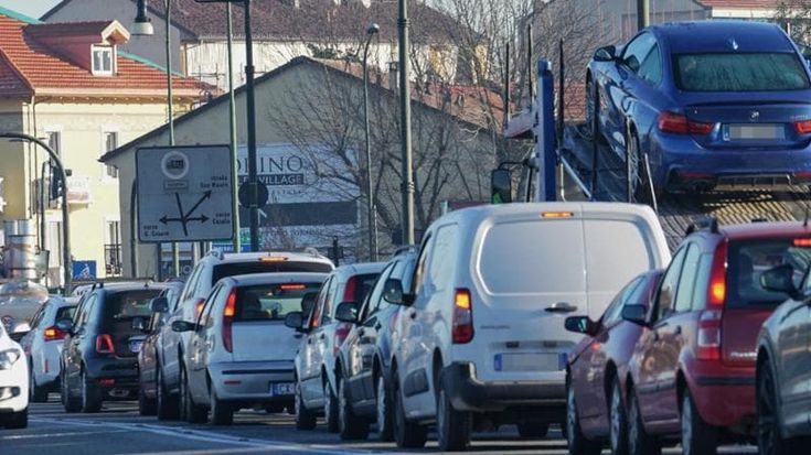 Stangata sulle vetture ibride, dal 2025 in Piemonte il bollo auto torna al 50 per cento