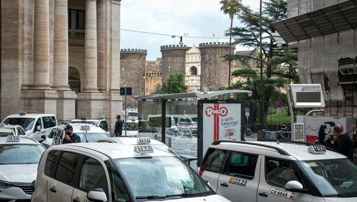 Napoli, sciopero dei taxi senza preavviso: disagi per i cittadini, raddoppiate le corse Alibus