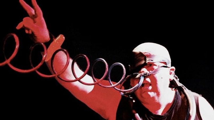 Al Monk torna in scena Fatur: l’intramontabile artista del popolo