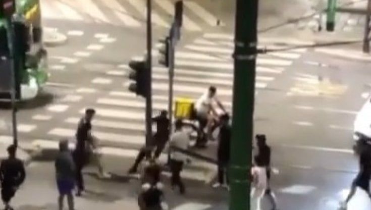 Rider ferito con bottiglie in Darsena a Milano: tre denunciati