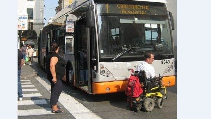 Disabili a Genova, la lotta quotidiana: “Sei bus senza pedana il settimo l’ho bloccato” 