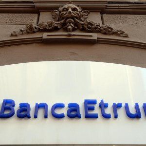 Perugia, bomba rudimentale  in una busta davanti filiale Banca Etruria 