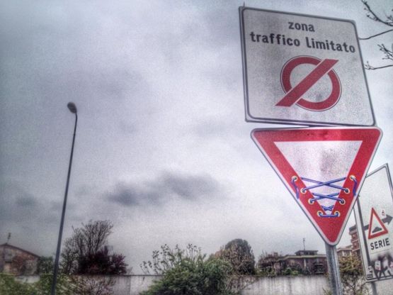 Cartelli stradali e ironia: il blitz dello street artist Clet