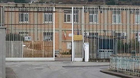 Coronavirus, stop ai  colloqui: rivolta nel carcere a Salerno: 200 detenuti sul tetto