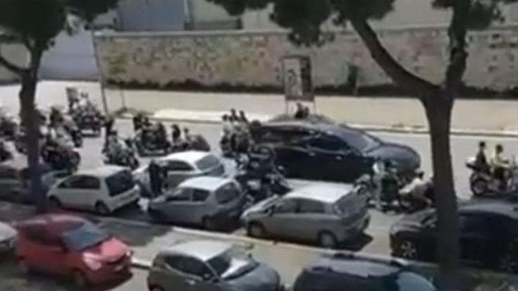 Danneggiano auto dei carabinieri e urlano: “Assassini”. Arrestati 2 fratelli: ancora minacce per la morte di Di Gioia dopo il corteo in stile Gomorra