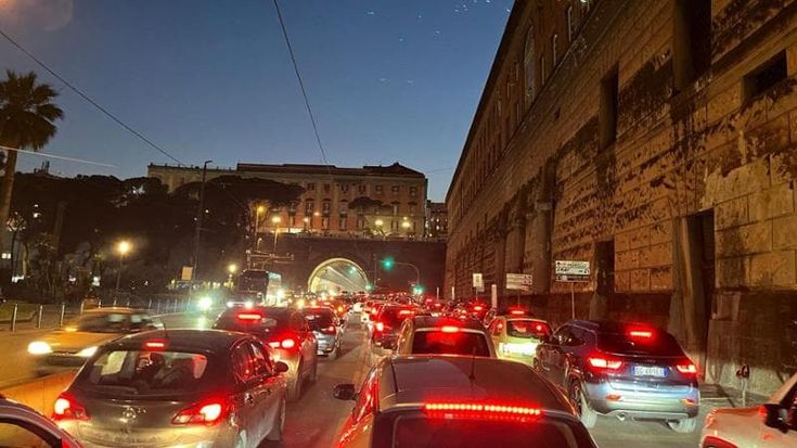 Bloccati nel girone infernale del centro, traffico in tilt da via Marina al lungomare