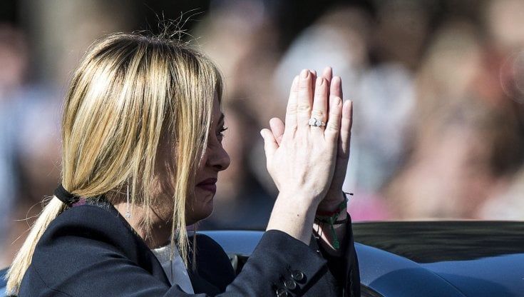 Governo vara un decreto su rave, giustizia e Covid. Meloni: "Basta ideologie sul Covid". Piantedosi e il mancato intervento al raduno fascista: "Predappio? Si tiene da anni"