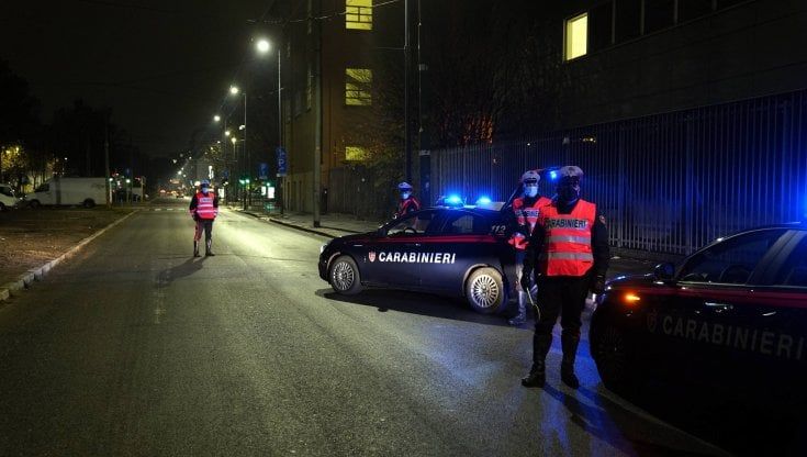 I genitori sono all'estero, la figlia organizza una festa fino all'alba: sanzionati 16 ragazzi per violazione delle norme anti-Covid a Legnano