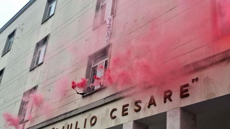 Giulio Cesare, dopo il 5 in condotta ecco le catene ai cancelli del liceo
