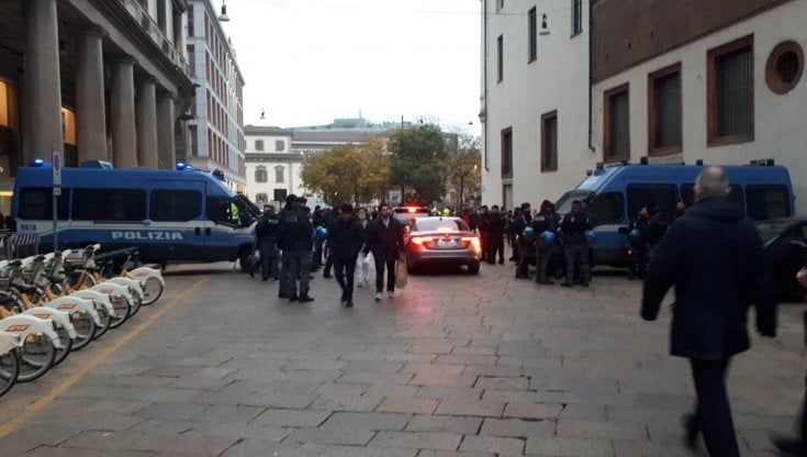 No Green Pass, le forze dell'ordine fermano il blitz in piazza Duomo: un altro sabato salvato. Due indagati, 257 identificati 