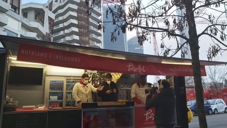 Paga due pizze fatte dai ragazzi autistici di PizzAut 10 mila dollari: la generosità di un dirigente d'azienda Usa a Milano