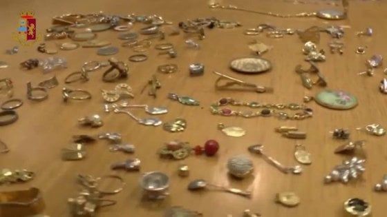 Presa la banda di georgiani specializzata nei furti nelle case del centro di Milano con la tecnica dell'adesivo