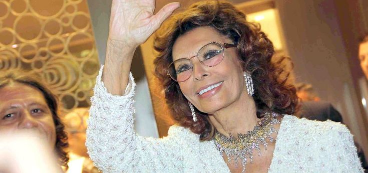 Cannes, il trionfo di Sophia Loren. "Io un mito? Ma quando mai..."
