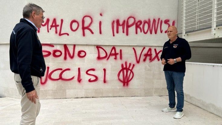 Bari, raid No Vax al Policlinico: scritte sui muri e su una navetta. "Atto indegno, troveremo i responsabili e chiederemo un risarcimento"