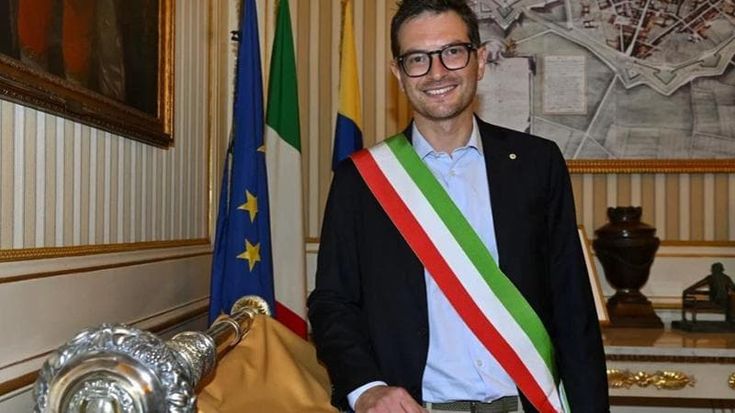 Il sindaco Guerra e i cori fascisti: “Basta con le ambiguità, la destra stavolta faccia sul serio”