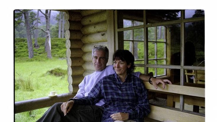Epstein, anche la famiglia di Virginia Giuffre attacca Trump: “Verità”. E Maxwell cambia carcere