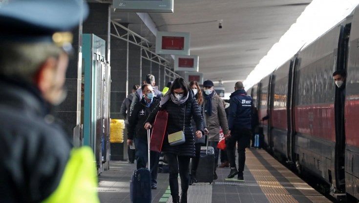 L’assalto all’ultimo treno: “Torniamo a casa al Sud ma oggi non c’è allegria”