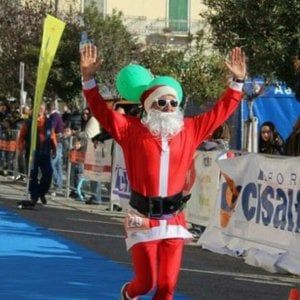 Puglia, in gara vestito da Babbo Natale: scatta la squalifica per il maratoneta 56enne