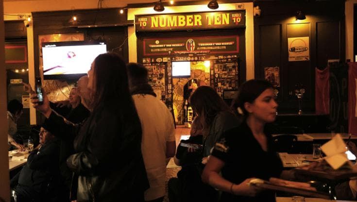Il pub Number Ten compie 50 anni: “Birra, freccette e panini, abbiamo lo stesso menù dal 1976”