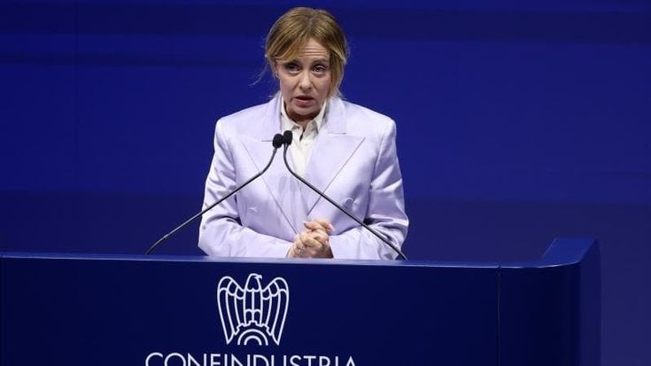 Meloni a Confindustria senza impegni su energia-salari. Ma coglie l’assist di Orsini e attacca l’Ue