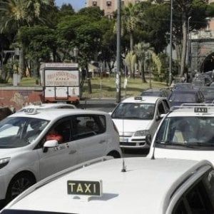 Tassisti in pantaloncini e senza tassametro: multe a Napoli 