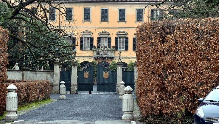 Focolaio di Covid nella residenza di Silvio Berlusconi ad Arcore: l'ex premier e la compagna Marta Fascina sono negativi