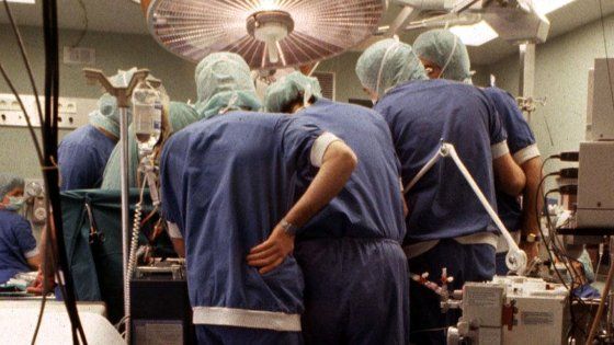 Bari, morì per il cotone dimenticato nel cervello durante l'intervento: 2 medici condannati