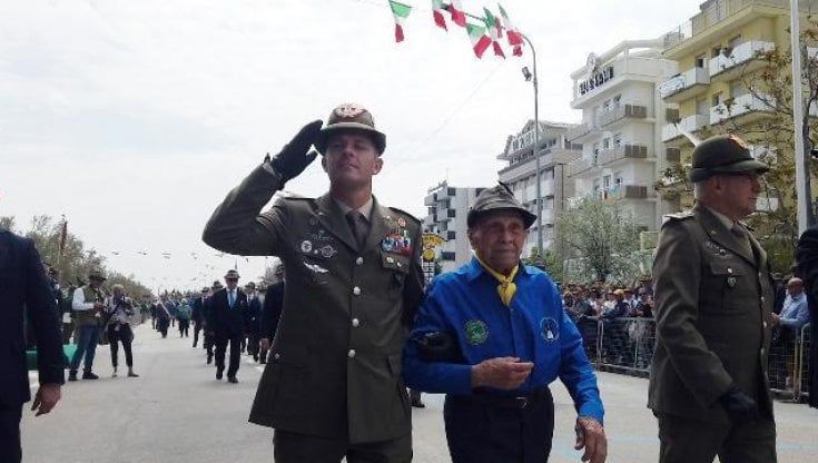 Molestie all'adunata di Rimini, l'Associazione nazionale Alpini: "Chi si è comportato così è solo un ubriacone molesto, lo espelleremo"