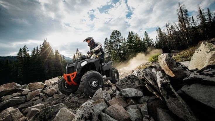 Il giro in quad finisce in tragedia: si ribalta e muore sul Colle delle Finestre