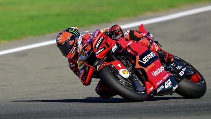 MotoGp, primo giorno di Bagnaia e Bastianini sulla Ducati ufficiale. "Bella intesa"
