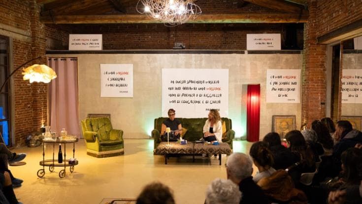 “Metti una cretina a cena”, risate cult con I teatri dell’Invasione
