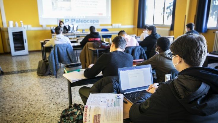 Scuola, l'allarme dei sindacati: "Un terzo dei professori non viene vaccinato"