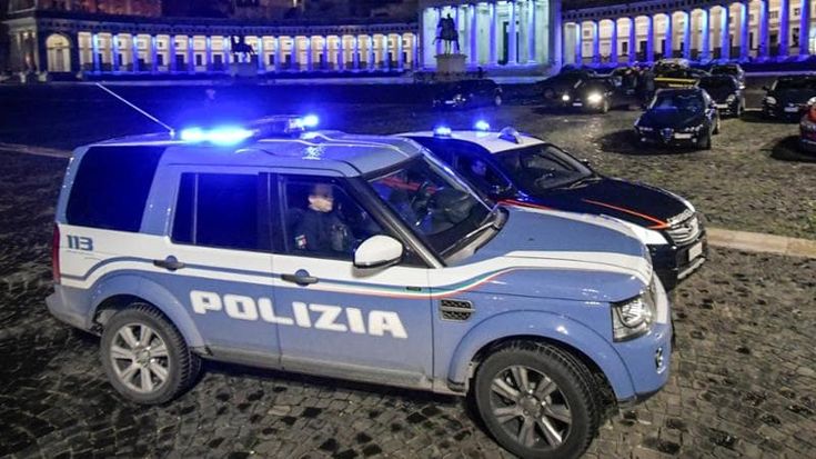 Napoli, piazza Plebiscito: baby gang ruba sette alberi di Natale