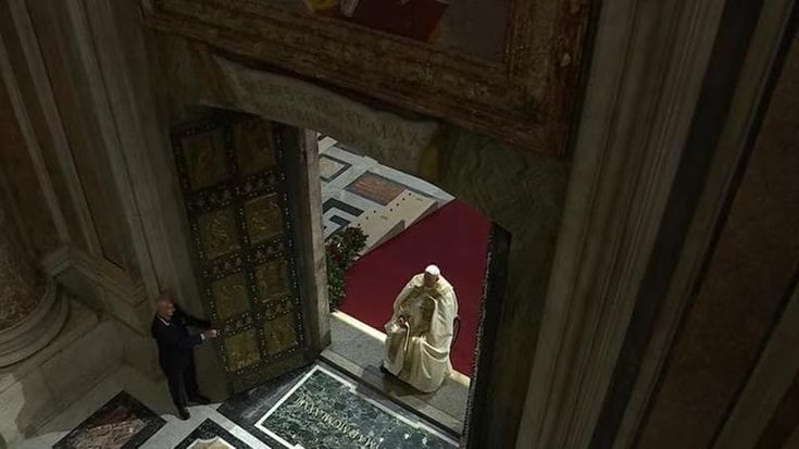 Papa Francesco apre le porte del Giubileo: “È l’anno santo della speranza”