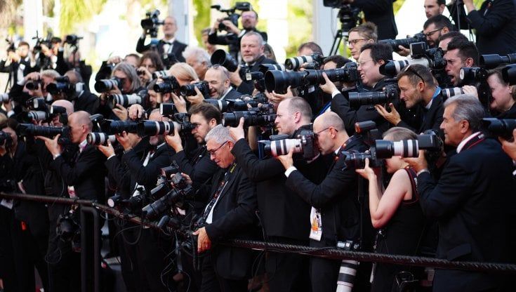 Cannes 2022, Carla Bruni promossa tra ali, piume e farfalle: le pagelle dei look in passerella