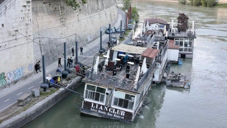 Paura sul Tevere, il barcone del Lian club imbarca acqua e si inclina. Il musicista: "Ho lasciato le mie cose e sono scappato"