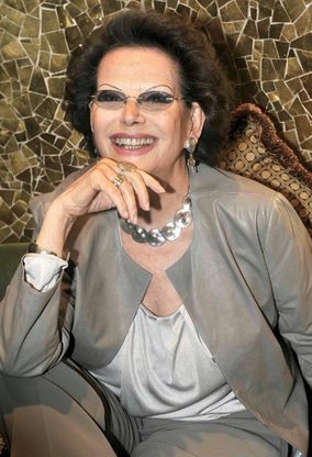 Parigi, Claudia Cardinale non smette di fumare, rimproverata schiaffeggia hostess 