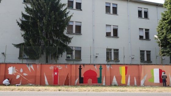 Migranti, a Milano manifestazione contro il cpr di via Corelli: su Facebook si inneggia alle camere a gas
