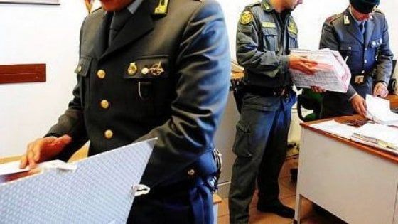 Presta 30mila a imprenditore per le cure della moglie ma pretende interessi al 200%: arrestato