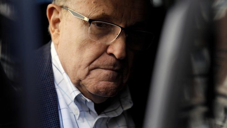 "Dichiarazioni false e fuorvianti", il tribunale di New York sospende la licenza legale a Rudolph Giuliani